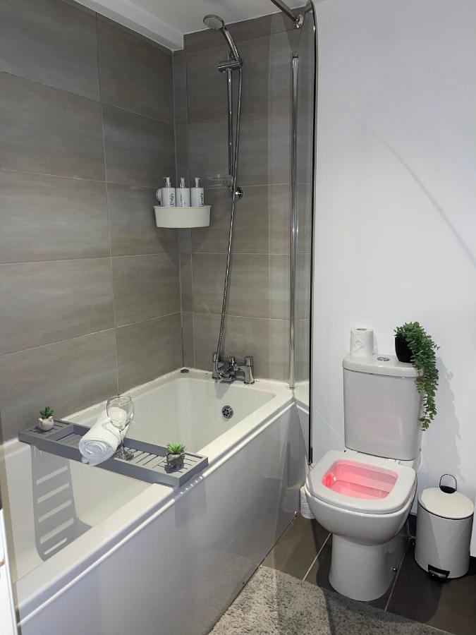 Modern Spacious 1 Bed Flat In Birmingham City Centre With Free Parking, Fast Free Wifi And Netflix Exterior foto